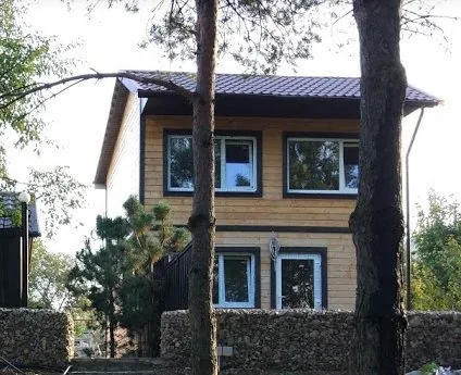 Будинок із двома спальнями, вітальнею та кухнею. Тераса з видом на парк і річку.
